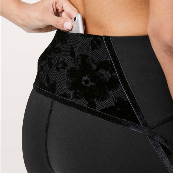 Lululemon Velvet Flocked Cropped 21” Wunder Unders Size 4 - Picture 4 of 5